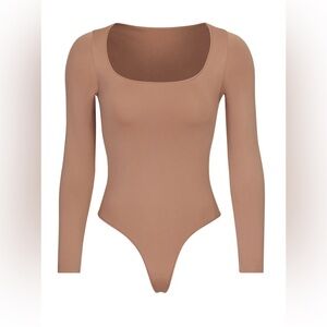 SKIMS NWT Essential Long Sleeve Scoop Neck Bodysuit Tigers Eye S/M